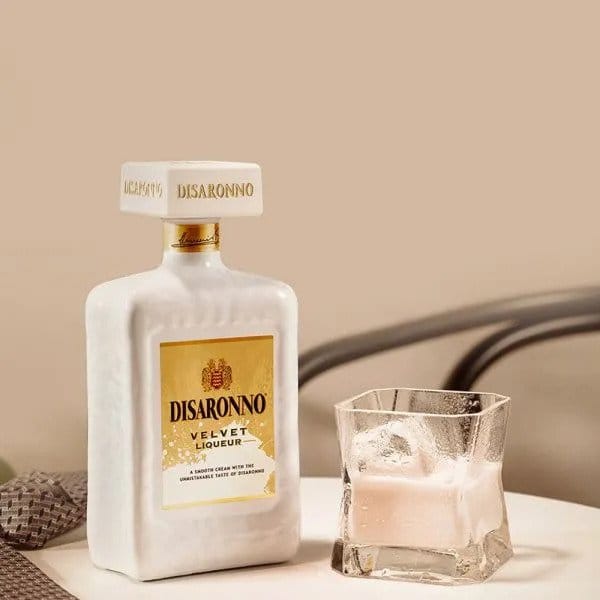 Disaronno Velvet, 70cl - Cream Disaronno Liqueur White Disaronno on the rocks with ice and glass